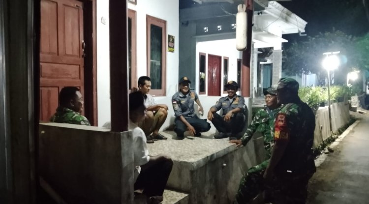 Babinsa Koramil 01 Banjarnegara Melaksanakan Patroli Siskampling Bersama Warga Cegah Gangguan Kamtibmas