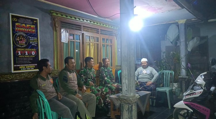 Menciptakan Keamanan Lingkungan Babinsa Koramil 17 Wanayasa melaksanakan Patroli Malam