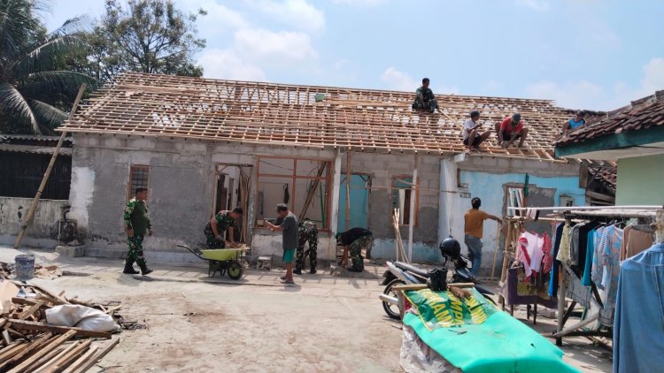 Koramil 08 Purwanegara Gotong Royong Renovasi RTLH di Purwonegoro