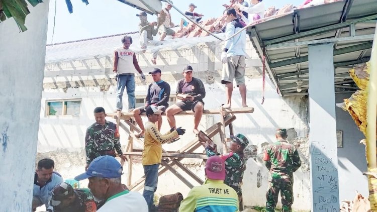 Serma Sagi Bahu-Membahu Bedah Rumah Warga di Desa Bandingan