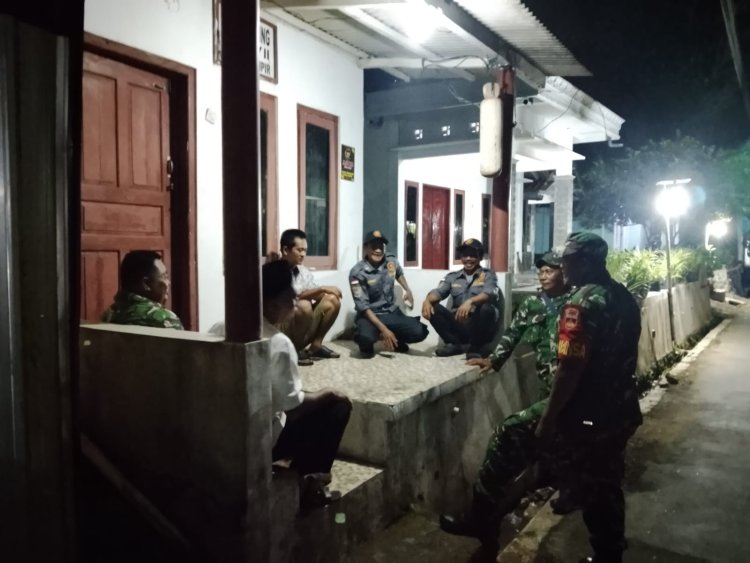 Babinsa Koramil 01 Banjarnegara Melaksanakan Patroli Siskampling Bersama Warga Cegah Gangguan Kamtibmas
