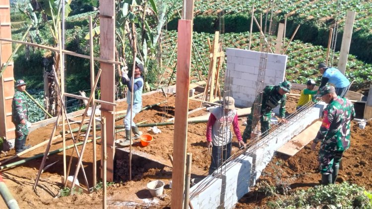 Babinsa Koramil 16 Pejawaran Melaksanakan Kerja Bakti Pembangunan Rumah Tidak Layak Huni
