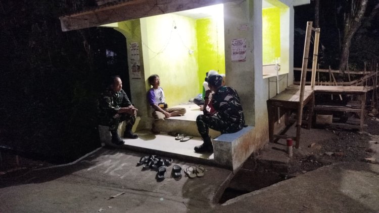 Jaga Kondusivitas Wilayah Babinsa  Siskampling Bersama Warga