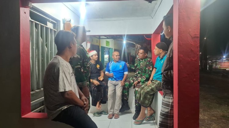 Babinsa Koramil 12 Sigaluh Patroli Siskamling Bersama Warga Cegah Gangguan Kamtibmas