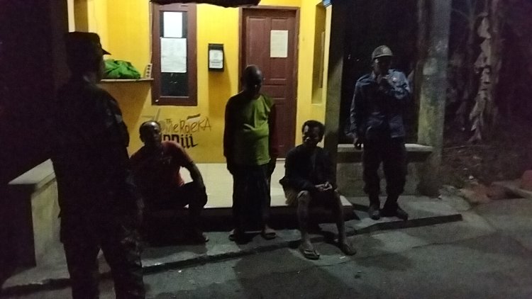 Bersama Linmas dan Babinsa Melaksanakan Patroli Malam