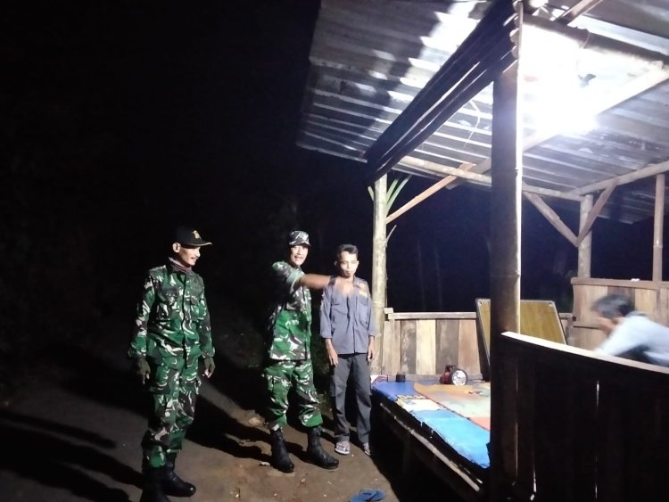 Membaur Bersama Masyarakat Babinsa Laksanakan Patroli Siskamling Guna Ciptakan Keamanan Lingkungan