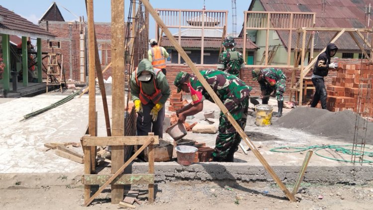 Babinsa Koramil 16/Pejawaran Bersama Masyarakat Kerja Bakti Pembangunan RTLH di Wilayah Binaan