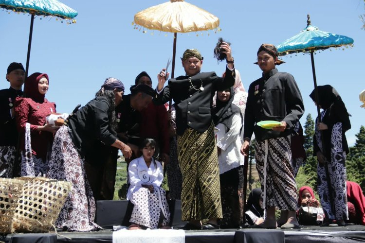 Dandim Banjarnegara Hadiri Prosesi Sakral Pemotongan Rambut Gimbal di Dieng Culture Festival 2026