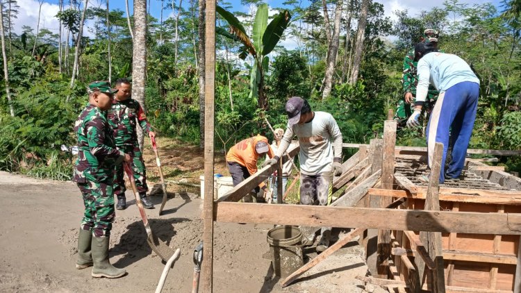 Anggota Koramil 17/Wanayasa melaksanakan Karya Bhakti bangun Jembatan Garuda di Desa Binaan