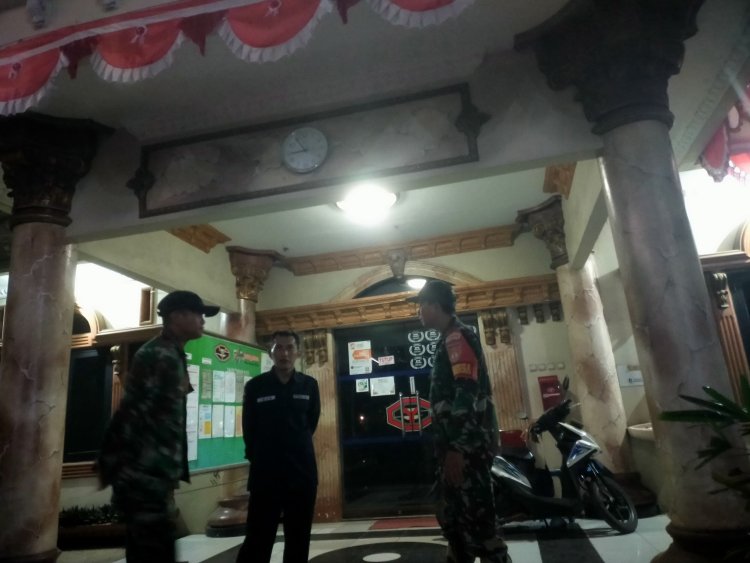 Patroli Malam Babinsa Sapa Warga Demi Ciptakan Rasa Aman