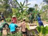 Hadapi Musim Kemarau Babinsa Koramil 15 Rakit dan Petani Adipasir Perbaiki Saluran Irigasi