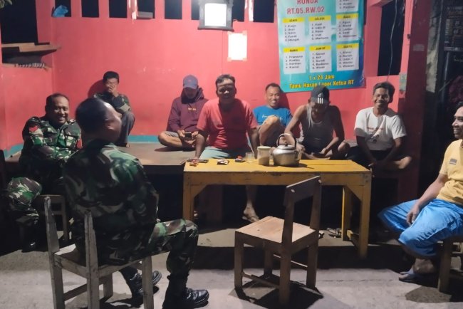 Babinsa Koramil 09 Susukan Sambangi Pos Kamling, Perkuat Keamanan dan Kebersamaan Warga