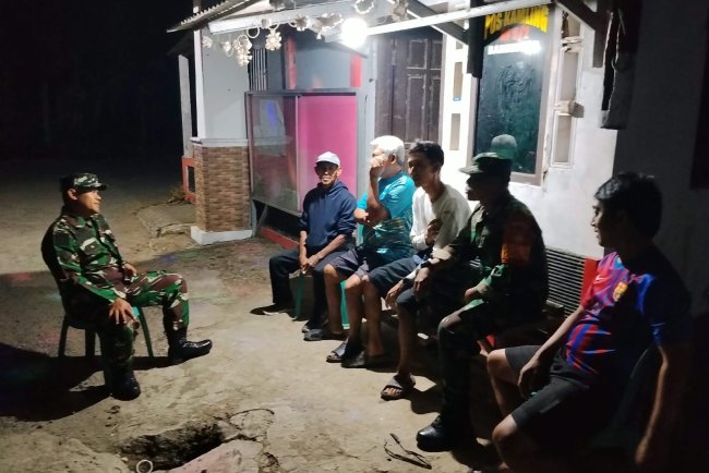 Babinsa Patroli Siskamling Bersama Warga Jaga Keamanan dan Ketertiban Lingkungan