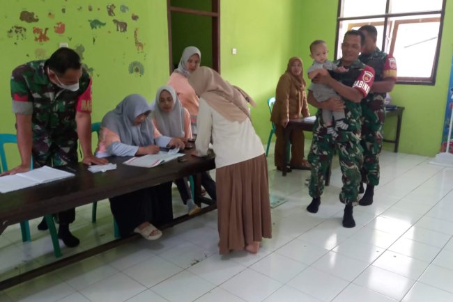 Babinsa Koramil 04 Karangkobar Dan Bindes Desa Kegiatan Posyandu Balita