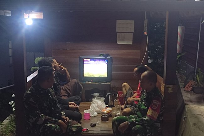 Babinsa Koramil 12 Sigaluh Patroli Siskamling Bersama Warga Cegah Gangguan Kamtibmas