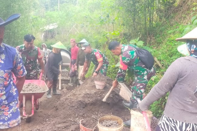 Danramil 06 Kalibening bersama warga melaksanakan pendampingan kegiatan pembuatan Jalan Usaha Tani