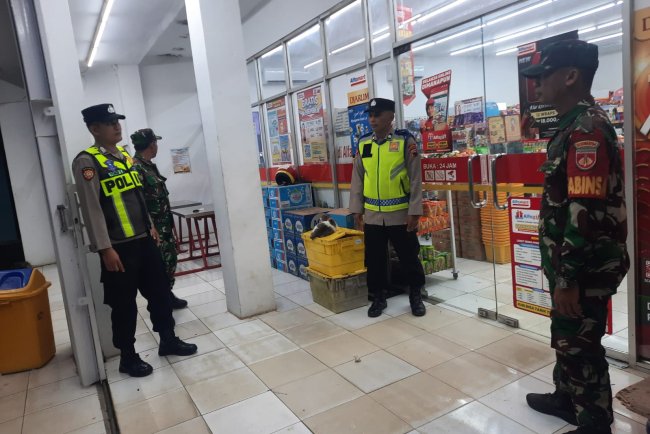 Koramil dan Polsek Wanadadi Patroli Bersama Sasar Toko Modern yang Buka hingga Malam Hari