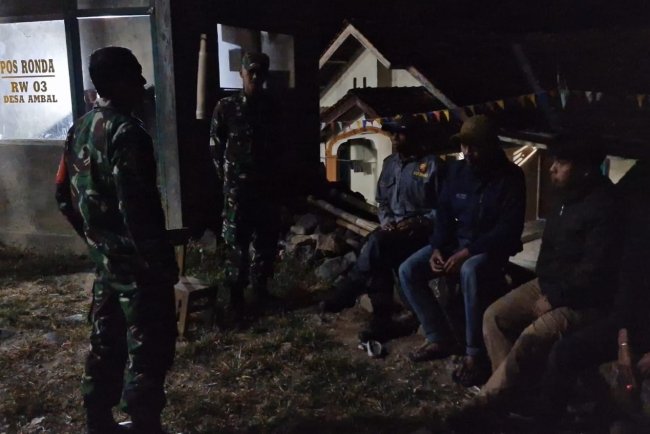Babinsa Patroli Siskamling Bersama Warga Dan Linmas Jaga Keamanan dan Ketertiban Lingkungan