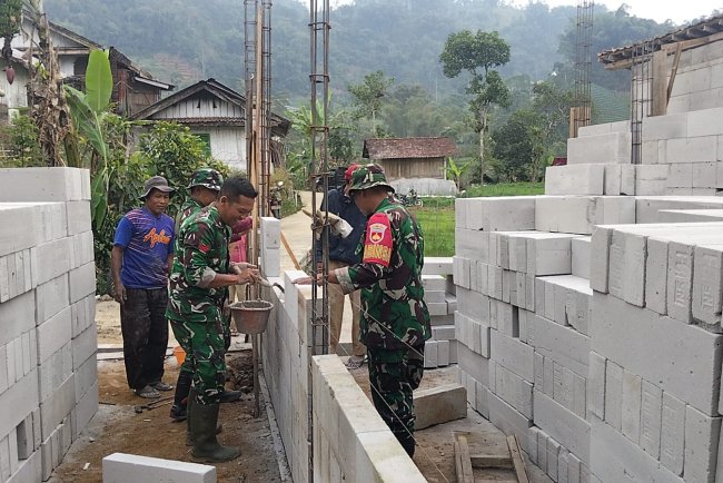 Babinsa Koramil 16 Pejawaran Bantu Pembangunan Rumah Tidak Layak Huni