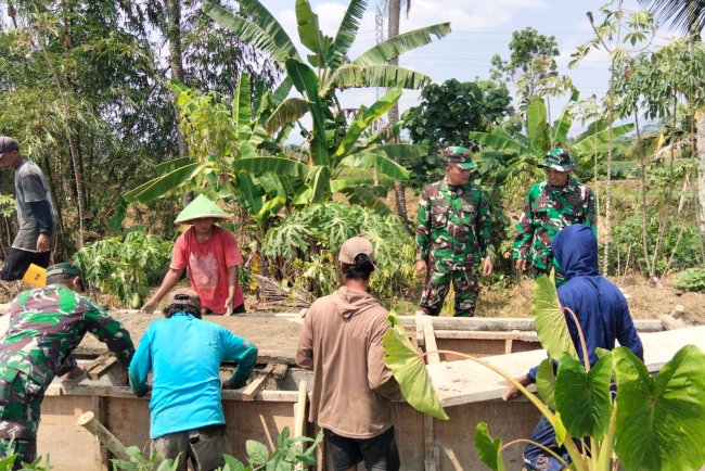 Hadapi Musim Kemarau Babinsa Koramil 15 Rakit dan Petani Adipasir Perbaiki Saluran Irigasi
