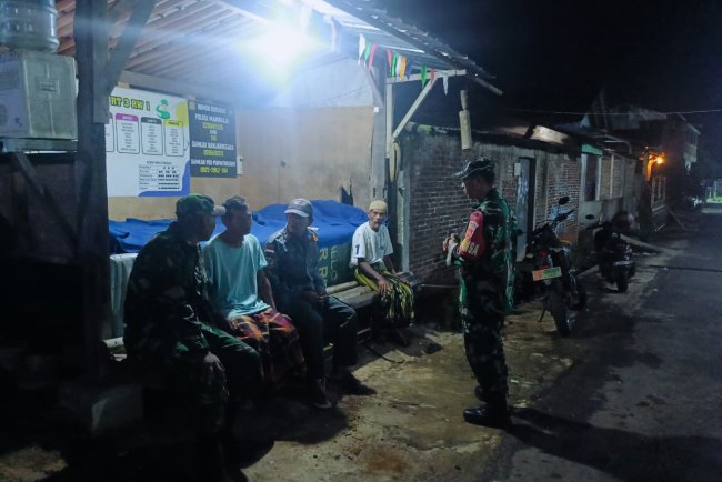 Babinsa Koramil 07 Mandiraja Patroli Siskamling Bersama Warga Cegah Gangguan Kamtibmas