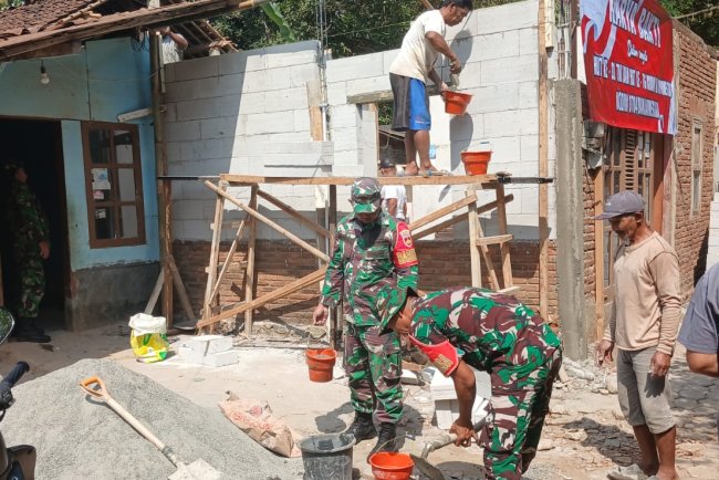 Babinsa Koramil 01 Banjarnegara Bantu Renovasi Rumah Tidak Layak Huni