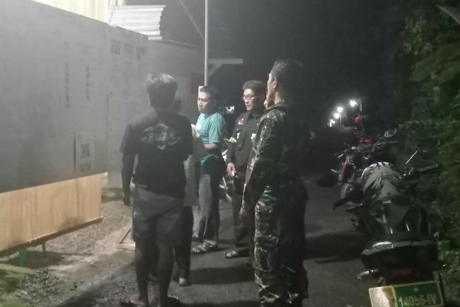 Ciptakan Rasa Aman Babinsa Koramil 08 Purwanegara Melaksanakan Patroli Rutin