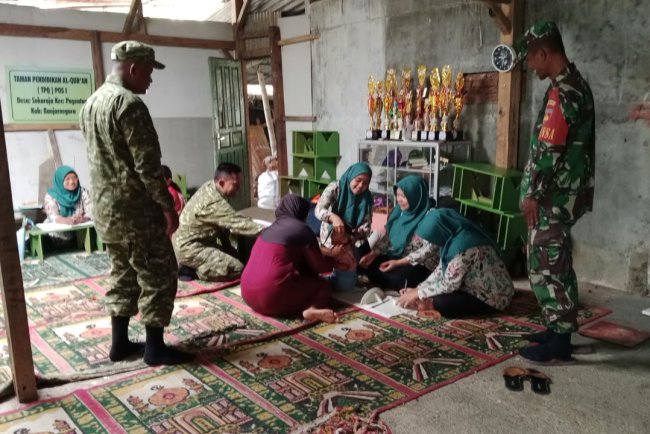 Babinsa dampingi kegiatan Posyandu Margo Rahayu 1 Wujud Kepedulian TNI terhadap Kesehatan Balita di Wilayah Binaan