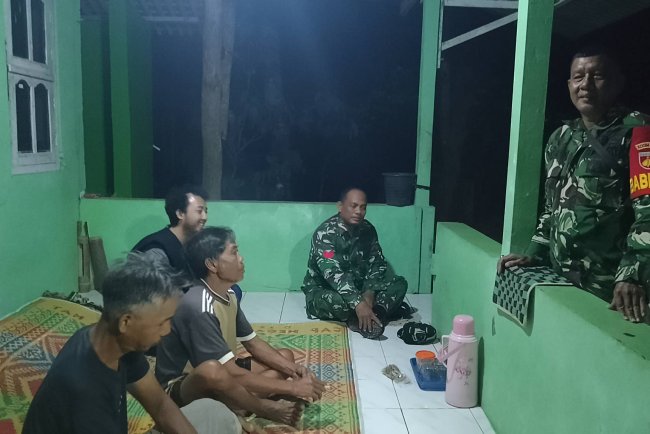 Patroli Siskamling, Babinsa Susukan Pastikan Lingkungan Warga Aman