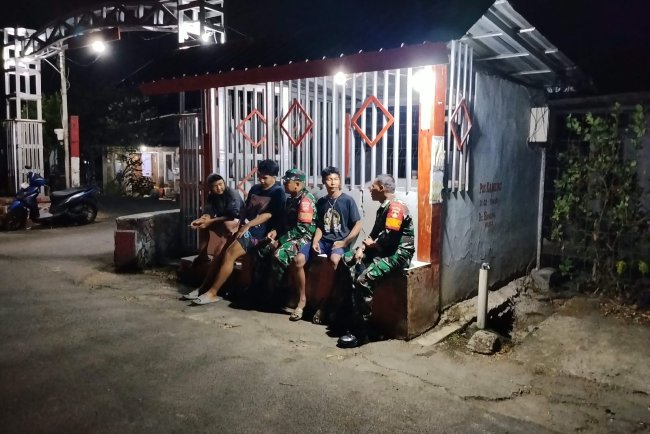 Membaur Bersama Masyarakat Babinsa Laksanakan Patroli Siskamling Guna Ciptakan Keamanan Lingkungan