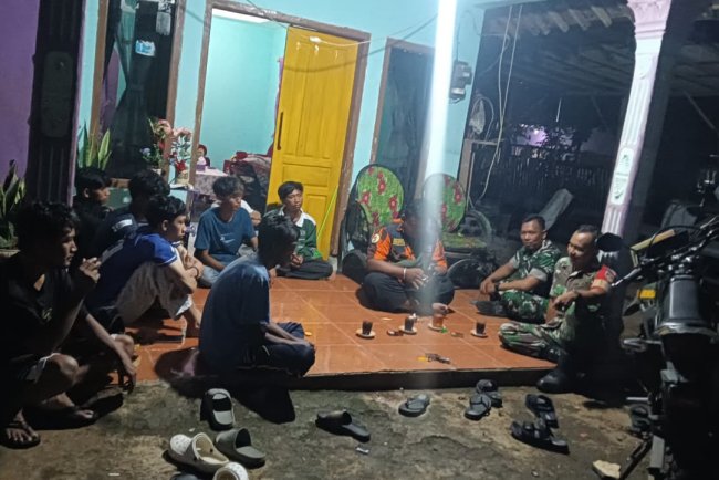 Babinsa Koramil 11/Punggelan Aktif melaksanakan Siskamling bersama warga binaan