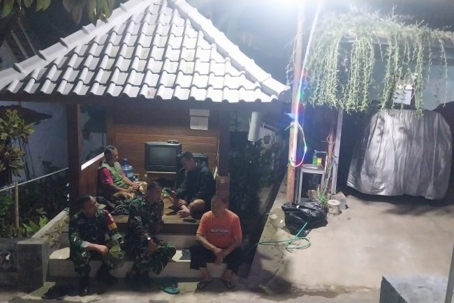 Babinsa Koramil 12 Sigaluh Patroli Siskamling Bersama Warga Cegah Gangguan Kamtibmas