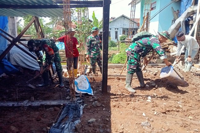 Danramil 06 Kalibening bersama warga melaksanakan pendampingan kegiatan Rehabilitasi Rumah Tidak Layak Huni