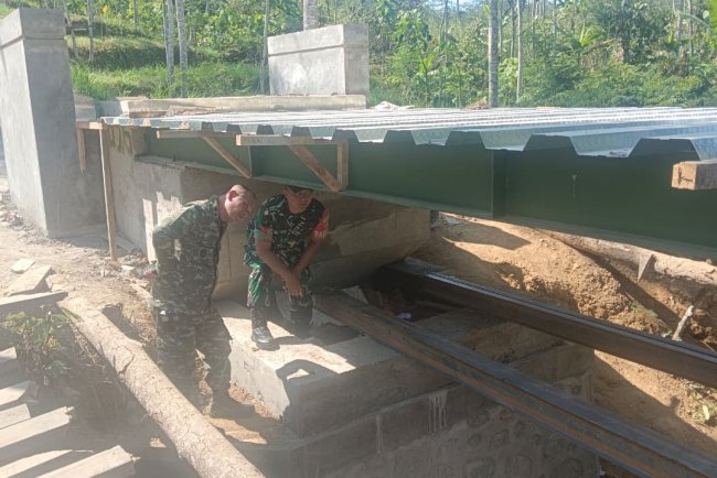 Dandim Banjarnegara Tinjau Pembangunan Jembatan Garuda Beton Sungai Jarompang