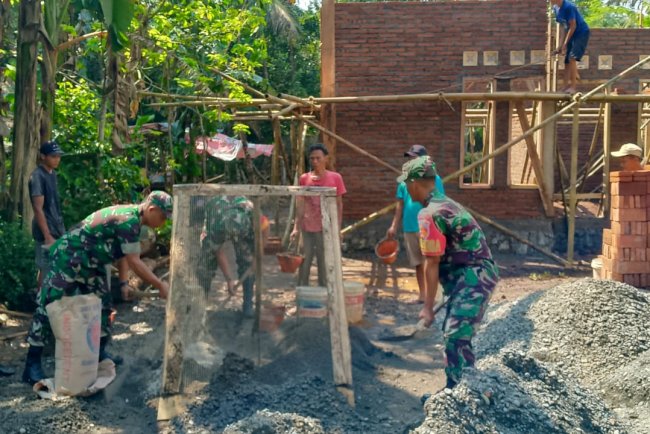 Semangat Bantu Kesulitan Rakyat Danramil Beserta Anggota Koramil 08/Purwonegora Laksanakan Pembangunan RTLH
