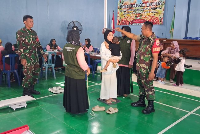 Babinsa Dan Bidan Desa Bersinergi Dalam Kegiatan Posyandu