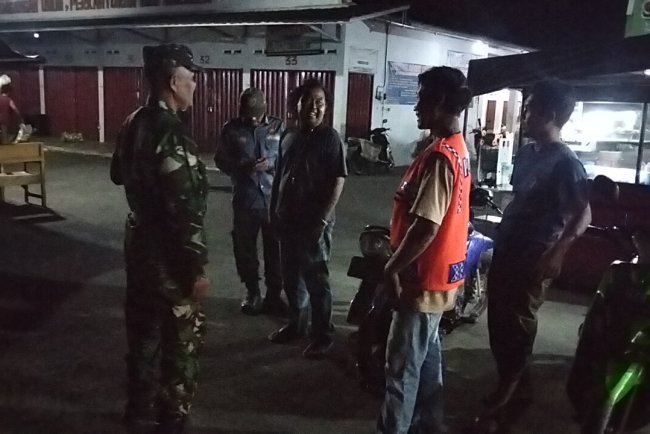 Patroli Malam Babinsa Koramil 15 Rakit dan Linmas Jaga Kondusifitas Wilayah