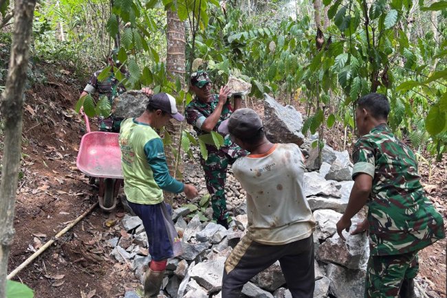Babinsa Koramil 10/Bawang Bantu Pembangunan Reservoir Pamsimas Demi Kebutuhan Air Bersih