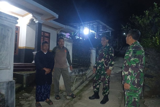 Menciptakan Keamanan Lingkungan Babinsa Koramil 17/Wanayasa melaksanakan Patroli Malam