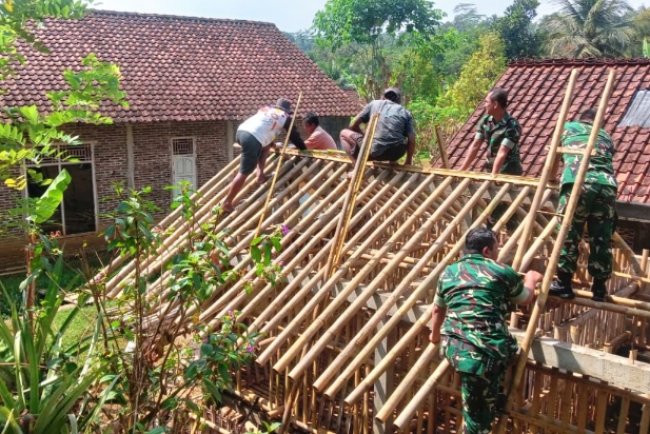Gotong Royong Penuh Semangat, Koramil 11/Punggelan Bersama Warga RTLH Milik Bapak Karso