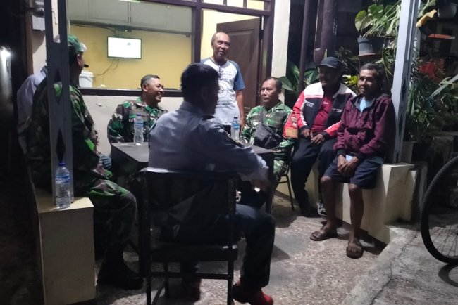 Warga Diimbau Jaga Keamanan Lingkungan Babinsa Patroli di Siskamling