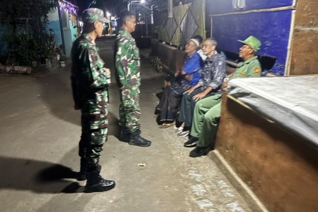 Babinsa Koramil 02/Klampok Bersama Satuan Linmas Dan Warga Masyarakat Siskamling