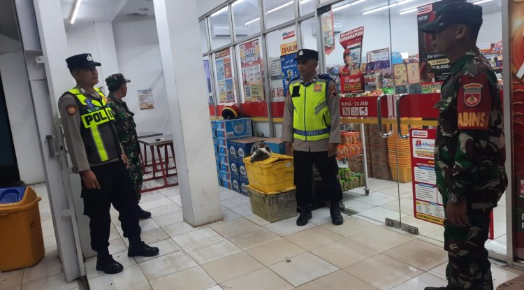 Koramil dan Polsek Wanadadi Patroli Bersama Sasar Toko Modern yang Buka hingga Malam Hari