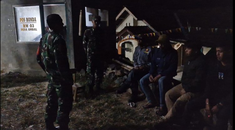 Babinsa Patroli Siskamling Bersama Warga Dan Linmas Jaga Keamanan dan Ketertiban Lingkungan