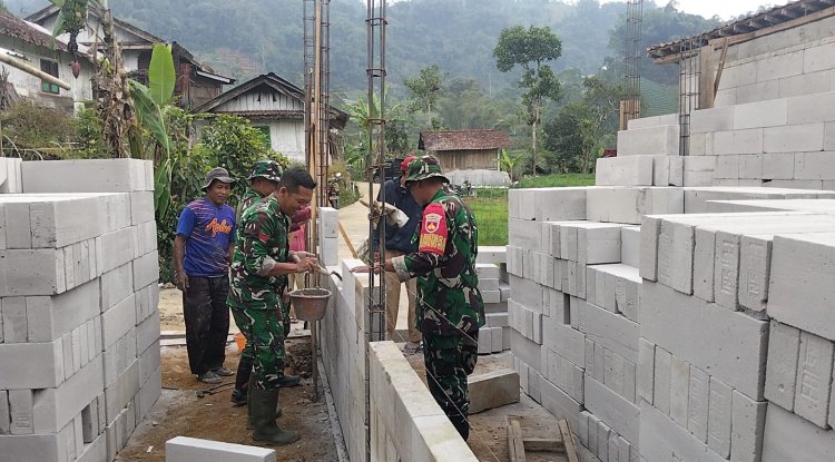 Babinsa Koramil 16 Pejawaran Bantu Pembangunan Rumah Tidak Layak Huni