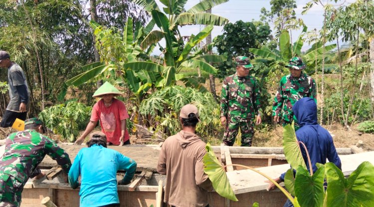 Hadapi Musim Kemarau Babinsa Koramil 15 Rakit dan Petani Adipasir Perbaiki Saluran Irigasi