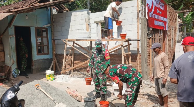 Babinsa Koramil 01 Banjarnegara Bantu Renovasi Rumah Tidak Layak Huni