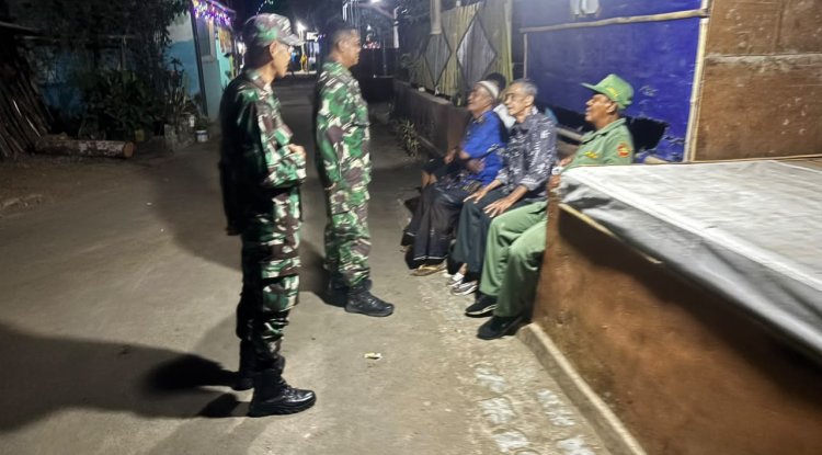 Babinsa Koramil 02/Klampok Bersama Satuan Linmas Dan Warga Masyarakat Siskamling