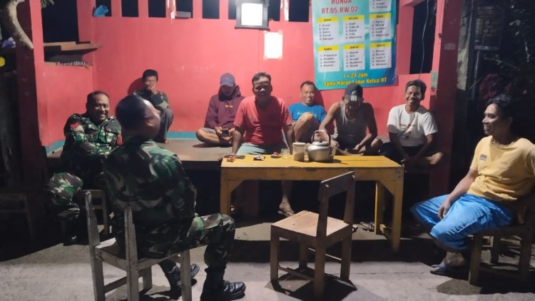 Babinsa Koramil 09 Susukan Sambangi Pos Kamling, Perkuat Keamanan dan Kebersamaan Warga