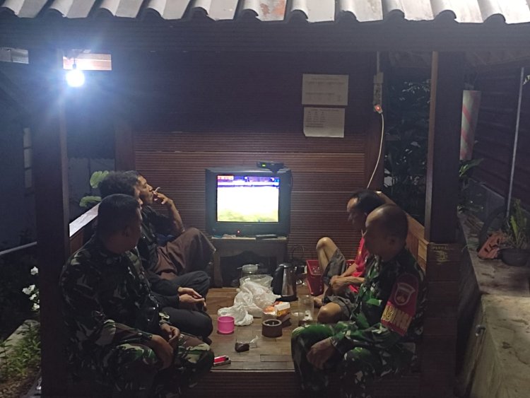 Babinsa Koramil 12 Sigaluh Patroli Siskamling Bersama Warga Cegah Gangguan Kamtibmas